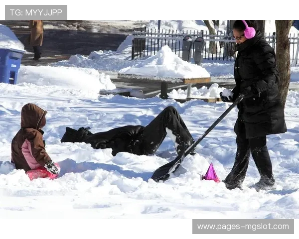 打雪仗的男孩与小伙伴们欢笑嬉戏的冬日冒险故事